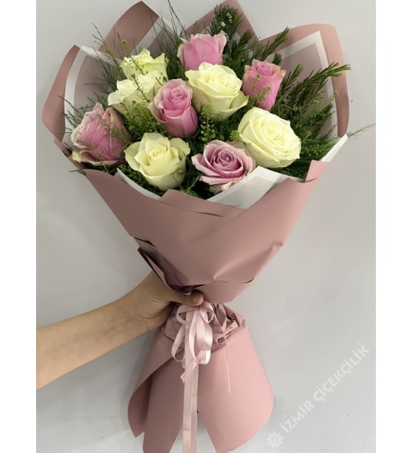 11 ADET PEMBE BEYAZ GÜL BUKETİ